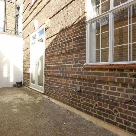 2 Bedroom Apartment just off Kings Road Londen Buitenkant foto