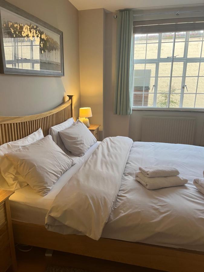 2 Bedroom Apartment just off Kings Road Londen Buitenkant foto