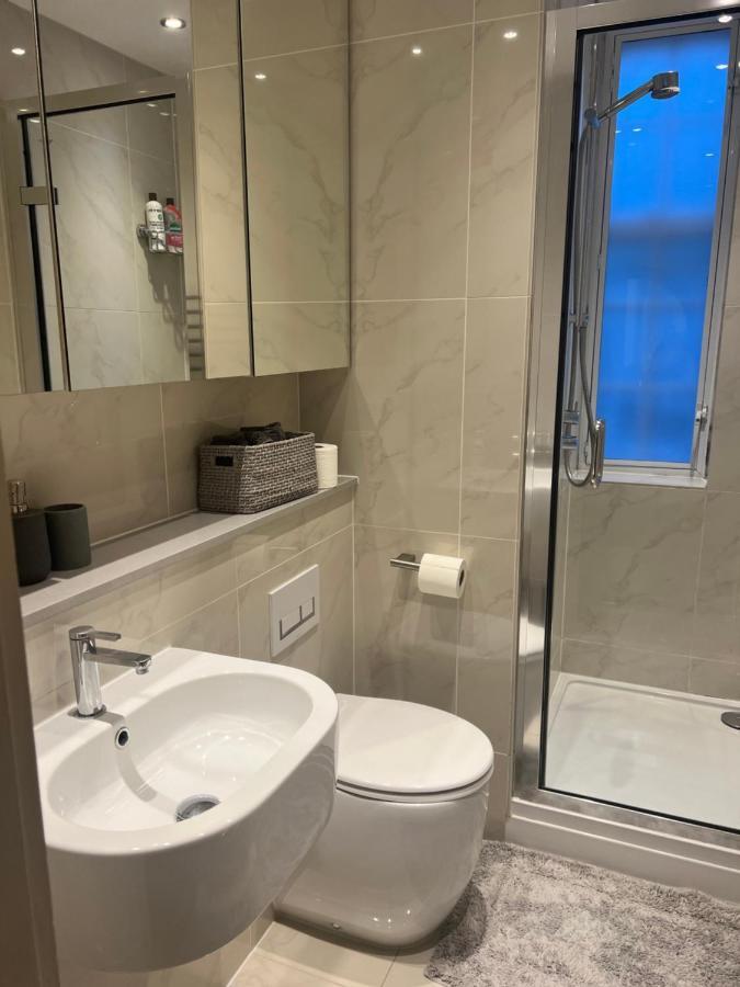 2 Bedroom Apartment just off Kings Road Londen Buitenkant foto