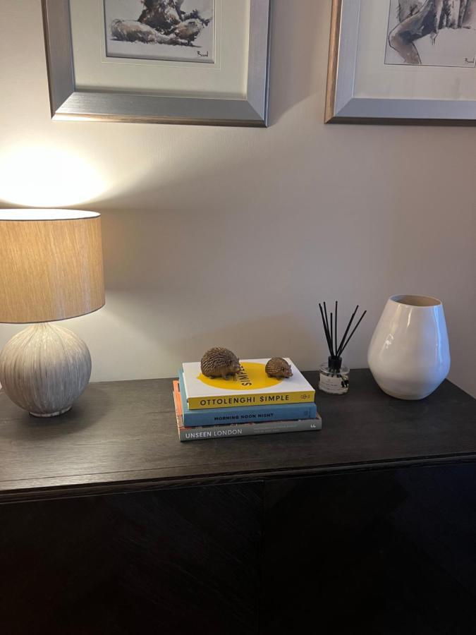 2 Bedroom Apartment just off Kings Road Londen Buitenkant foto