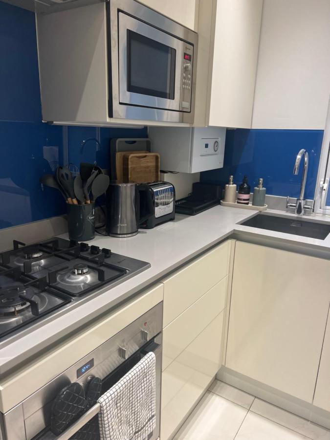 2 Bedroom Apartment just off Kings Road Londen Buitenkant foto