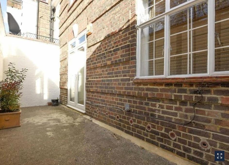 2 Bedroom Apartment just off Kings Road Londen Buitenkant foto