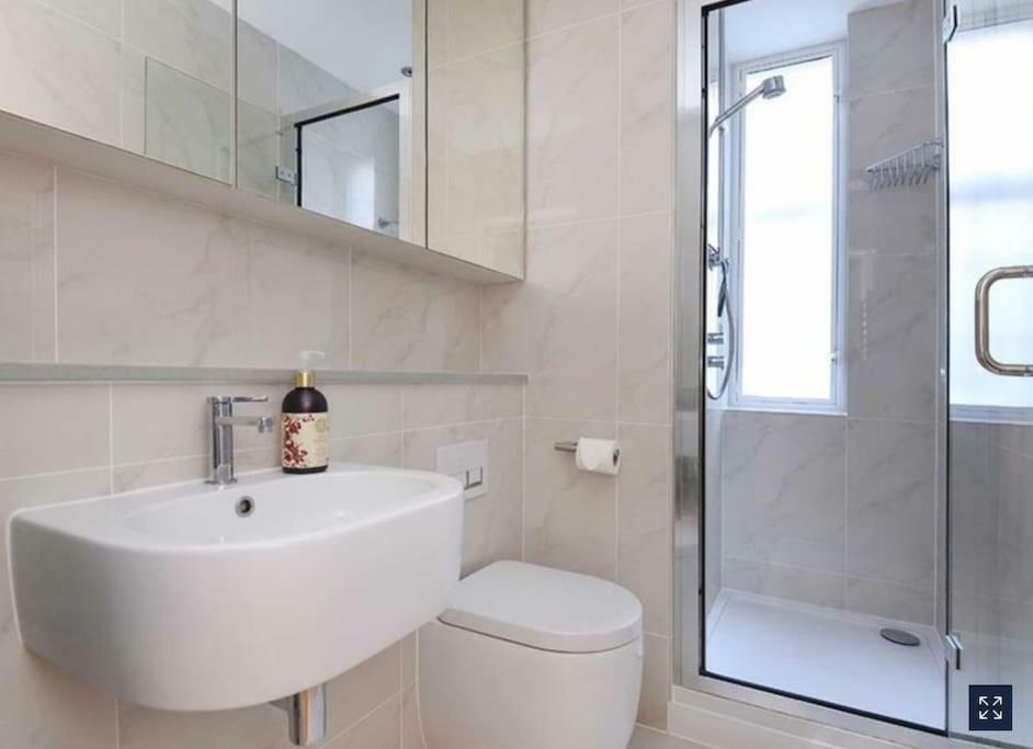2 Bedroom Apartment just off Kings Road Londen Buitenkant foto